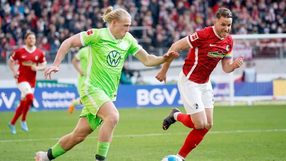 ARCHIV - Xaver Schlager (l) im Sprintduell gegen Freiburgs Christian Günter. Foto: Philipp von Ditfurth/dpa/Archivbild - WICHTIGER HINWEIS: Gemäß den Vorgaben der DFL Deutsche Fußball Liga bzw. des DFB Deutscher Fußball-Bund ist es untersagt, in dem Stadion und/oder vom Spiel angefertigte Fotoaufnahmen in Form von Sequenzbildern und/oder videoähnlichen Fotostrecken zu verwerten bzw. verwerten zu lassen. Foto: Philipp von Ditfurth