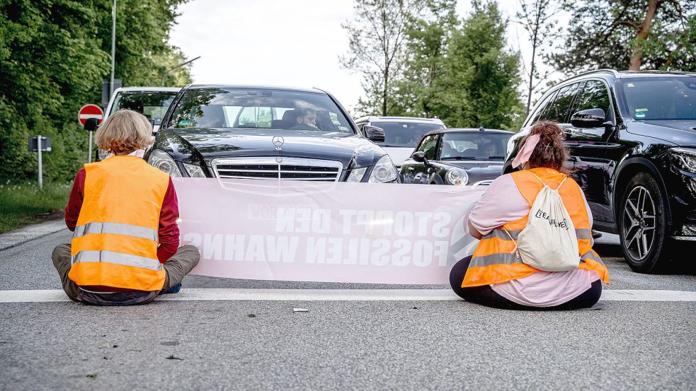 Die Klimaaktivisten der „Letzten Generation“ kleben sich immer wieder auf den Asphalt. Foto: imago images/aal.photo