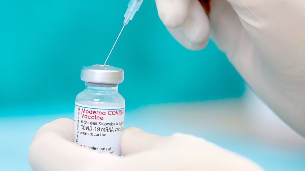 Eine Krankenschwester zieht den Impfstoff des Herstellers Moderna gegen das Coronavirus in einer gestellten Situation mit einer Spritze auf. Foto: Friso Gentsch/dpa