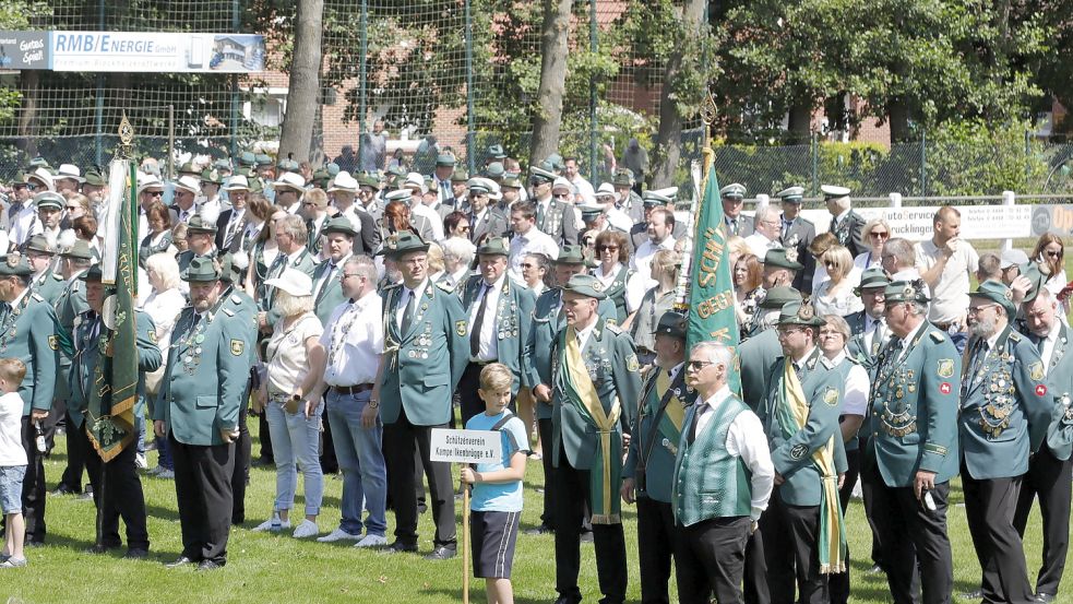 Ein grünes Bild bot sich auf dem Sportplatz beim Empfang der Schützenvereine. Foto: Passmann