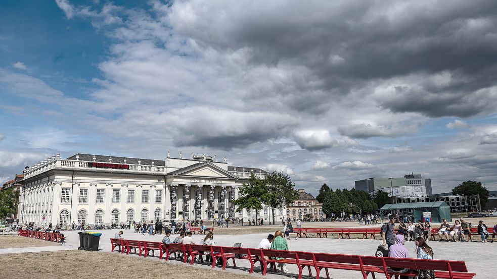 Dunkle Wolken über dem Museum Fridericianum: Die documenta fifteen befindet sich auch nach der Trennung von Generaldirektorin Sabine Schormann weiter in einer schweren Krise. Foto: dpa
