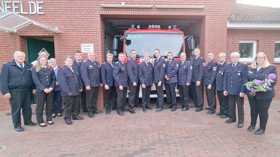 Die geehrten und beförderten Mitglieder der Freiwilligen Feuerwehr Steenfelde. Foto: Feuerwehr