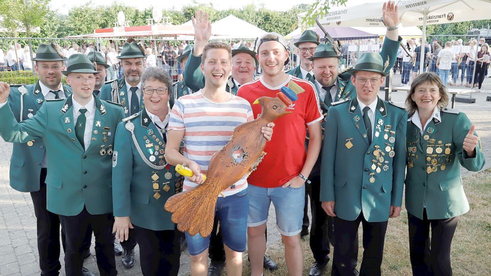 Marcel Memmen (mit Adler) ist der neue Schützenkönig in Neuscharrel. Sein Prinzgemahl Sebastian Pünter (recjts). Der Vorstand freute sich mit dem künftigen König. Foto: Passmann