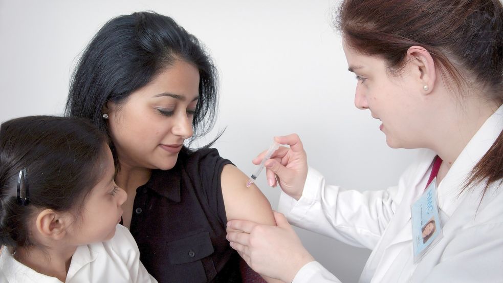 Allgemeinmediziner übernehmen neben der Behandlung bei Problemen auch Impfungen und Vorsorgen. Foto: CDC auf Unsplash