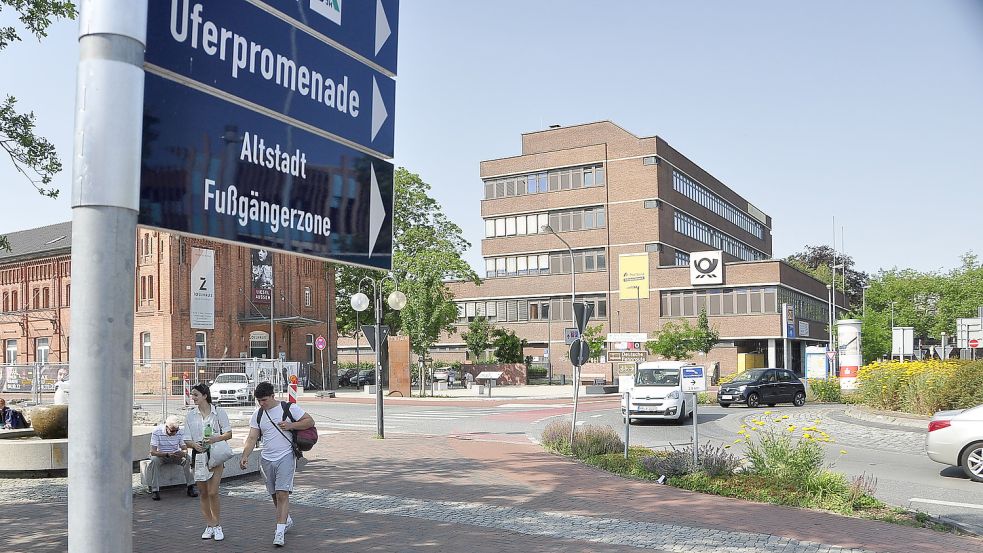 Was der Anreisende nach Verlassen des Bahnhofs zu sehen bekommt, sind wahrlich nicht die Schmuckstücke von Leer. Wo er die finden kann, zeigen Wegweiser. Reicht das? Das ist ein Thema, das in den Workshops diskutiert werden soll. Foto: Wolters