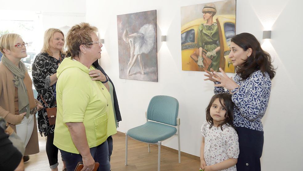 Die im Iran geborene Künstlerin Nazanin Etefagh (rechts) gab den Besuchern der Vernissage eine Einblick in ihre Ausstellung im Strukeljer Mandehuus. Foto: Passmann