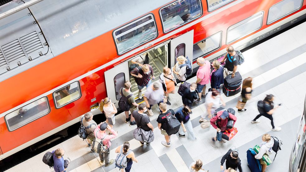 Millionen Menschen haben in den ersten anderthalb Gültigkeitsmonaten das 9-Euro-Ticket gekauft - und damit wohl auch den Berufsverkehr auf den Straßen entlastet. Foto: dpa