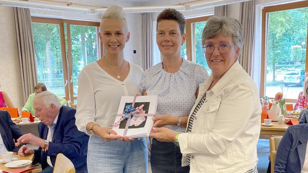 Übergabe der Unterschriftenliste (von links): Silvia Breher, Doris Wieghaus und Ina Janhsen. Foto: Erdmann/NLF