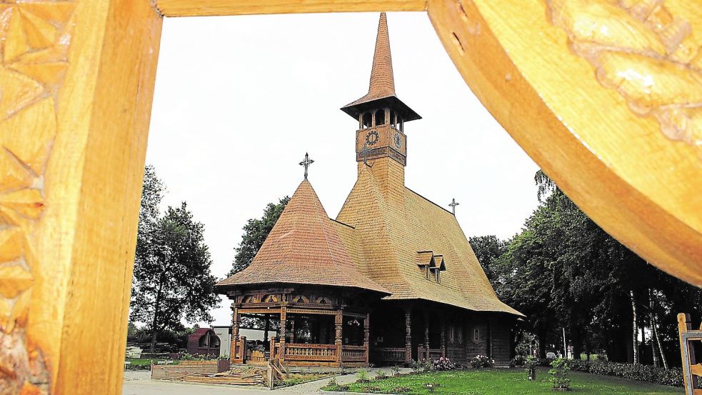 Platz für bis zu 200 Gläubige soll das noch im Bau befindliche Gotteshaus aus Holz in Sögel bieten. Foto: Christian Belling
