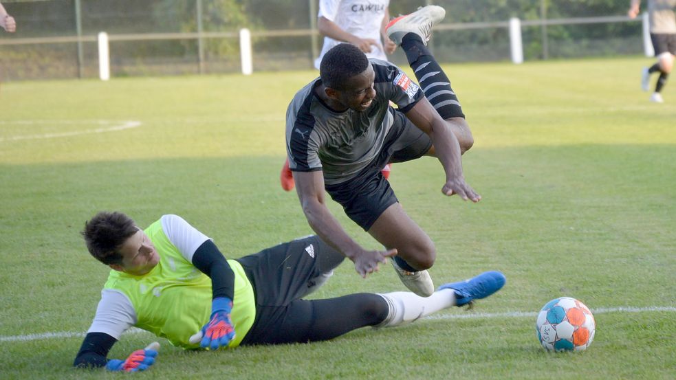 Die Szene vor dem 2:1 für Esterwegen: Ihrhoves Enno Bunger holt Ibrahim Bamba im Strafraum von den Beinen. Foto: Weers