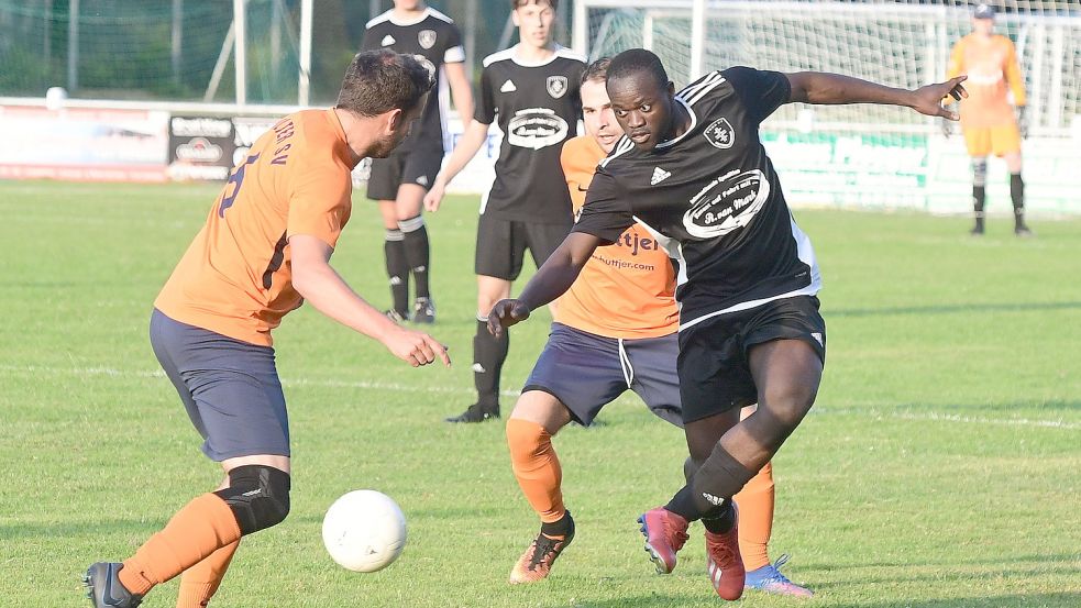TuRas Ibrahim Diarrassouba (rechts) blieb am Dienstag ein Treffer verwehrt. Foto: Damm