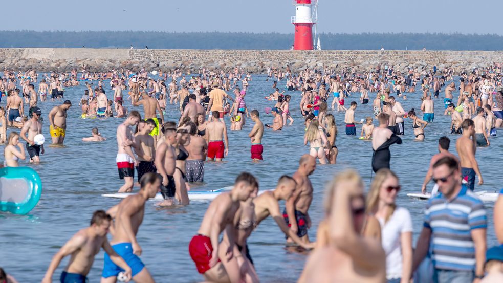 Abkühlung in der Ostsee: In weiten Teilen Deutschlands gab es in den vergangenen Tagen Hitzerekorde. Foto: dpa/Jens Büttner