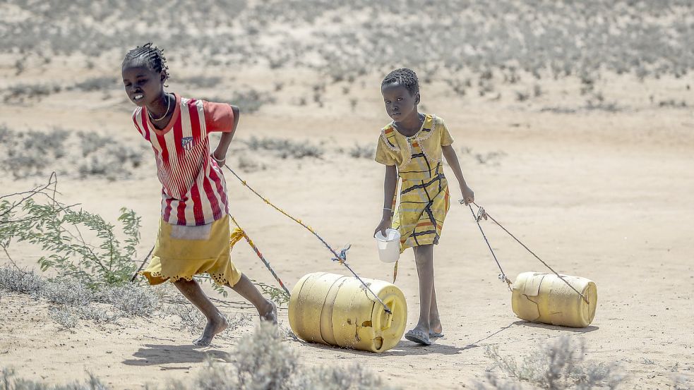 Zwei junge Mädchen ziehen Wasserbehälter auf dem Rückweg zu ihren Hütten. Besonders in Afrika hat sich die Situation in Sachen Hunger drastisch verschlechtert. Foto: dpa/AP