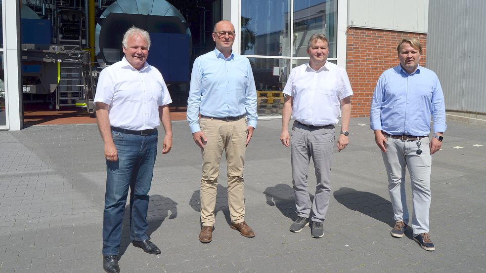 Wollen trotz Beendigung des Runden Tisches den Gestank durch die Fleischmehlfabrik wissenschaftlich erforschen lassen (von links): Thomas Brückmann, bis April Aufsichtsratsvorsitzender der OFK, OFK-Geschäftsführer Andreas Loi-Brügger, Gesellschaftervertreter Frank Diekhoff und OFK-Prokurist Rainer Keen. Fotos: Fertig