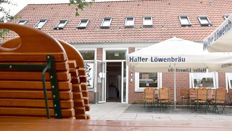 Die Tür stand zwar bereits offen, jedoch musste am Nachmittag noch eifrig im Ankerplatz geputzt werden. Foto: Wehry