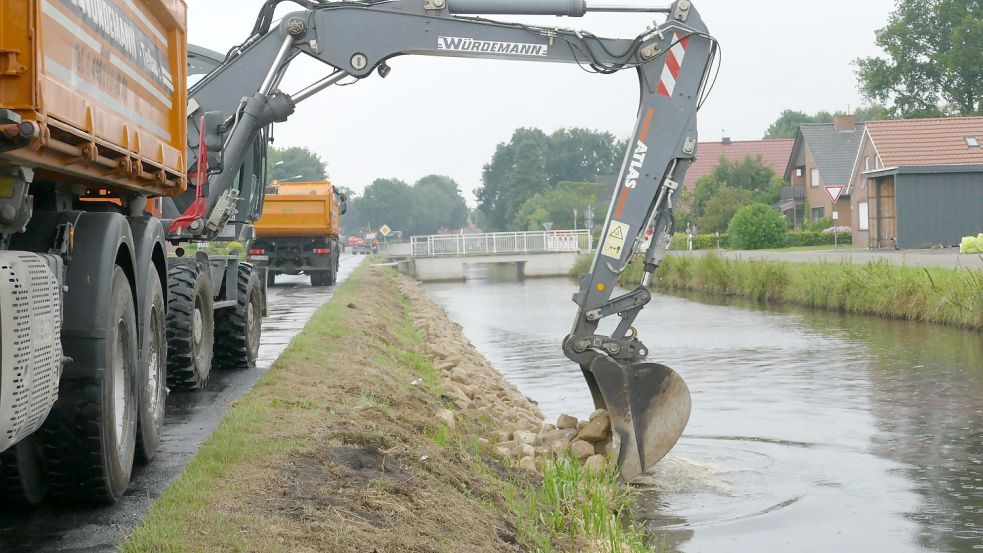 Die Firma Würdemann hat am Donnerstag damit begonnen, die Böschung am Rajenkanal in Westrhauderfehn mit Steinen zu befestigen. Fotos: Wieking