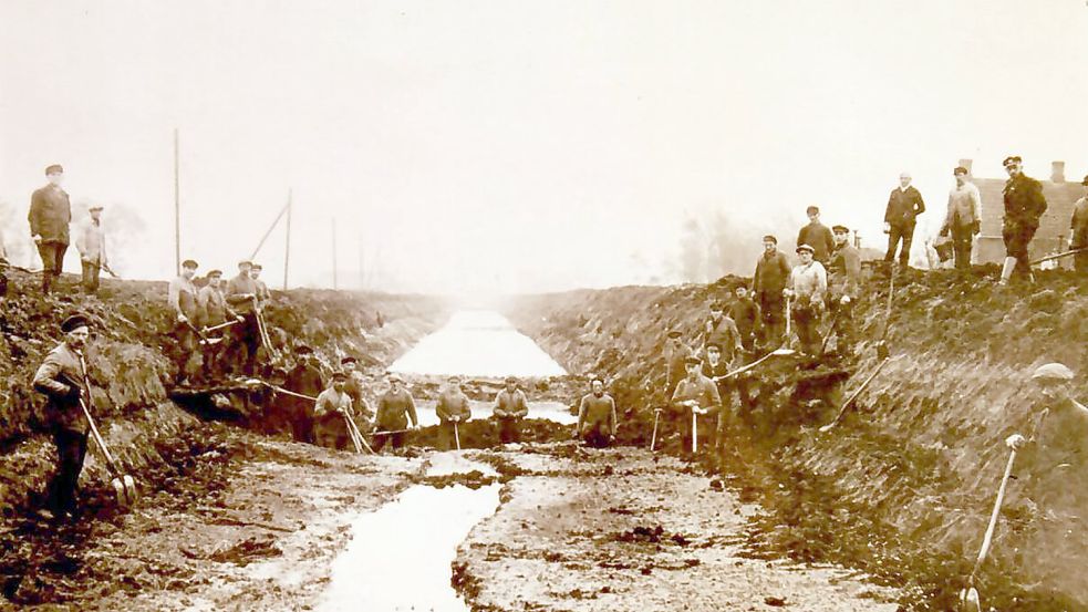 Mit dem Spaten gruben sich die Kolonisten ins Moor: Das Bild zeigt Männer beim Bau des Rajenkanals von Westrhauderfehn nach Großwolderfeld. Fotos: Archiv