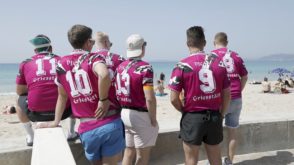 Typisches Bild: Fußballmannschaften machen Urlaub auf dem Ballermann. Foto: dpa/Clara Margais