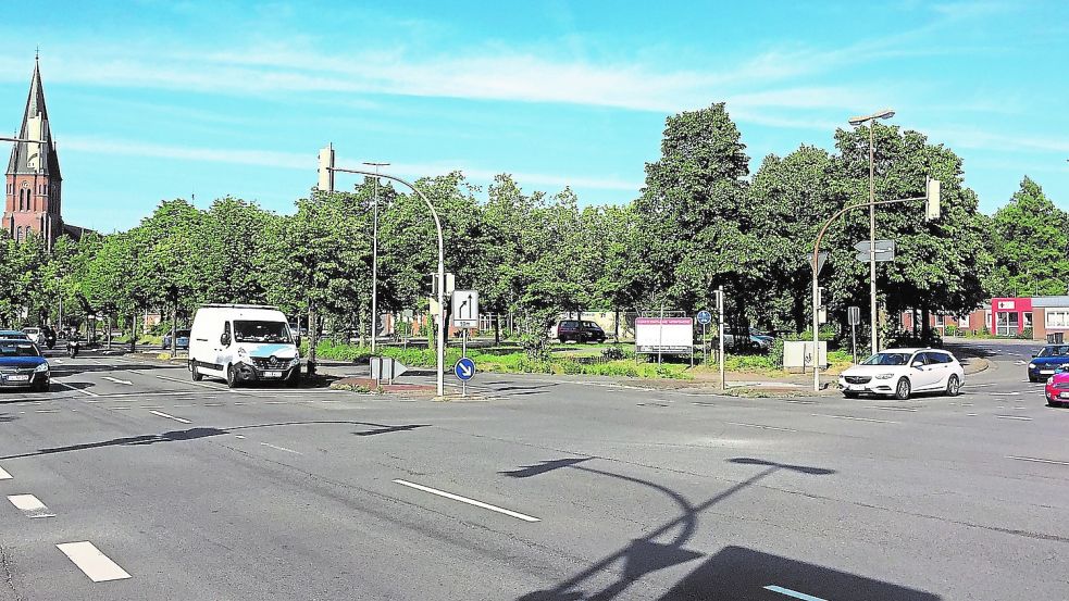 Auf dem kreuzungsnahen Teil des jetzigen Parkplatzes zwischen B70 (links) und Rathausstraße soll das neue Rathaus errichtet werden. Foto: Schade