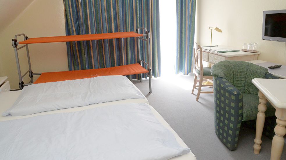 Bis zu vier Personen können in einem solchen Zimmer untergebracht werden. Um die Reinigung müssen sich die Geflüchteten selbst kümmern. Foto: Lüppen