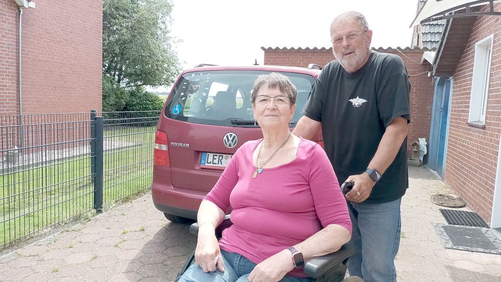 Mit dem Auto sind Fahrten kein Problem. Eine Bustour war für Renate Nuss und Dieter Ewerle nicht möglich. Foto: Vogt