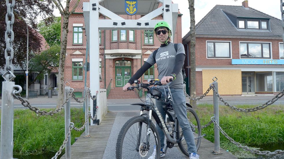 Der Barßeler Stadtradeln-Star Michael Bohnen vor dem Verlagsgebäude des General-Anzeigers in Rhauderfehn. Hier machte er auf seinem Weg zur Arbeit Station, um Halbzeitbilanz zu ziehen.