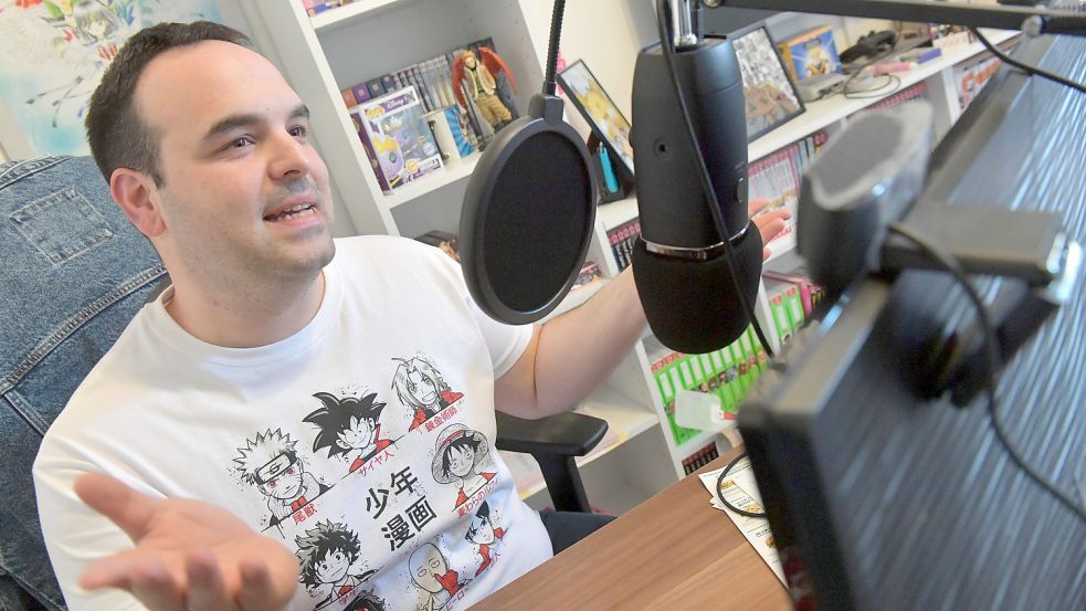 In Emden sendet Tarik Mensen mehrmals wöchentlich live und lädt bei TikTok täglich kurze Videos hoch. Foto: Ortgies