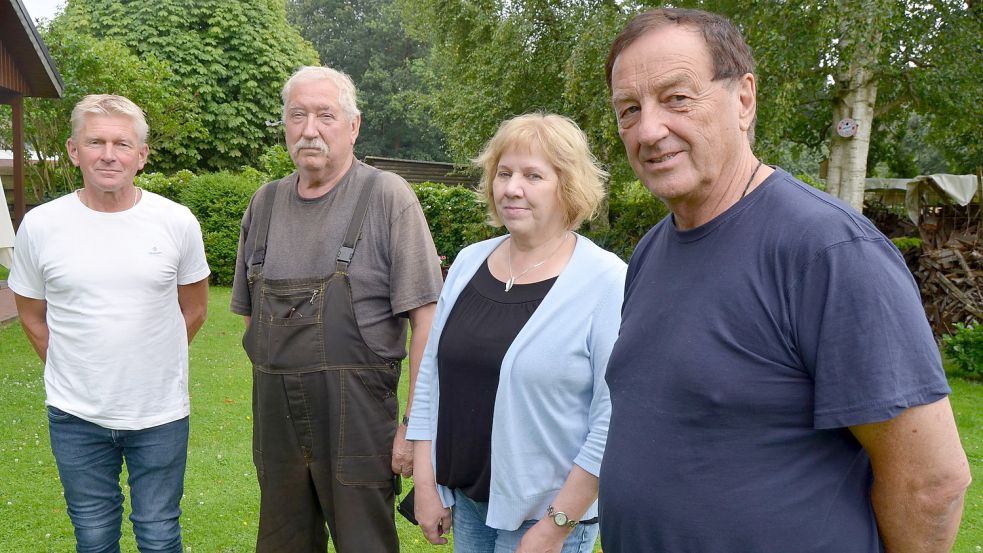 Die Aktivisten der Bürgerinitiative gegen den Gestank in Kampe (von links): Peter Raikowsky, Dieter Kleen, Monika Raikowsky und Otto Nitschke. Sein Sohn Marcel, der ebenfalls dazugehört, fehlt. Auch nach dem Ende des Runden Tisches will die BI nicht aufhören, sich dafür einzusetzen, dass es in ihrem Ort wegen der Fleischmehlfabrik nicht dauernd stinkt. Fotos: Fertig