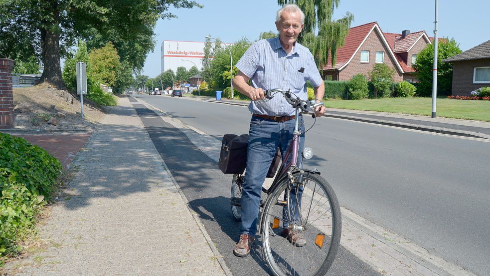 Meinhard Meyer, 86 Jahre alt und aus Ramsloh, benutzt den sanierten Radweg und findet ihn gut. Foto: Fertig
