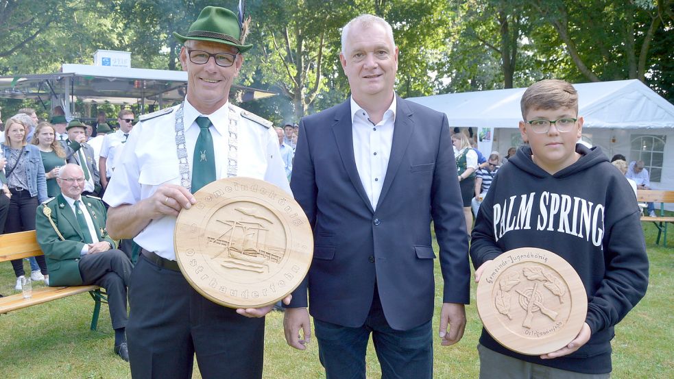 Siegerehrung am Idasee (von links) Gemeindekönigs Georg Griese, Ostrhauderfehns Bürgermeister Günter Harders und Jugendkönig Justin Hinrichs. Foto: Weers