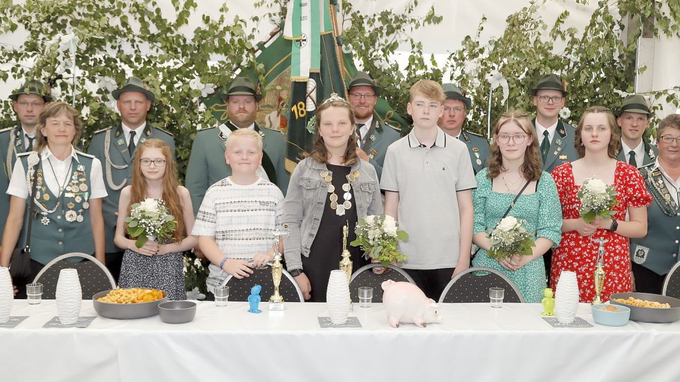 Der Vorstand des Schützenvereins mit dem neuen Kinderthron von Neuscharrel (Mitte, von links) mit Laura Eilers, Arne Rensen, Zoe Meemken, Jonas Budde, Mareike Mai und Lena Wübbels. Foto: Passmann