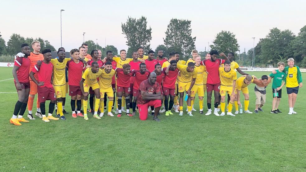 Nach dem Spiel versammelten sich die beiden Mannschaften noch zu einem Gruppenbild.