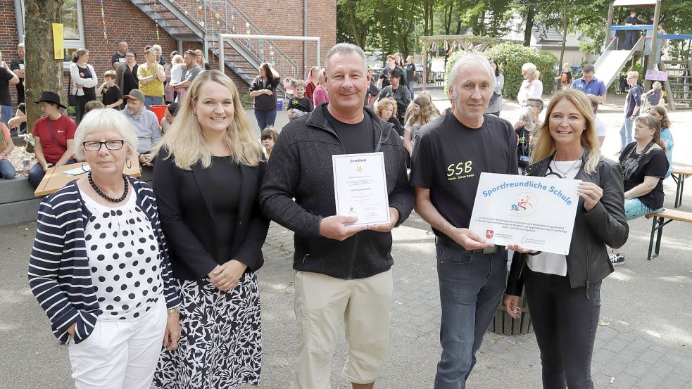 Die Soeste-Schule Barßel hat das Zertifikat „Sportfreundliche Schule“ verliehen bekommen (von links): Waltraud Berens, Anne Tapken,Uwe Kuszak, Uwe Kunze und Ulrike Rieger. Foto: Passmann