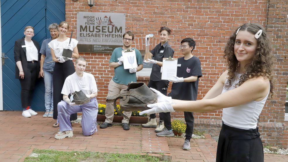 Hilke Ostendörp (von links), und Antje Hoffmann vom Moor- und Fehnmuseum erhalten von Johanne Jordan, Denise Neumann, Daniel Gmähle, Eyke Foraita, Ruoqi Gu sowie Julia Lehmann Unterstützung bei den Vorbereitungen für die Sonderausstellung „1000 & Moor: Inventarisierung im Moor- Fehnmuseum Elisabethfehn“. Foto: Passmann