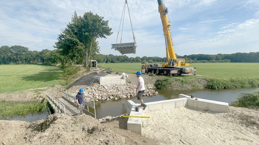 Am Montag ist die neue Brücke über das Holter Schöpfwerkstief montiert worden.