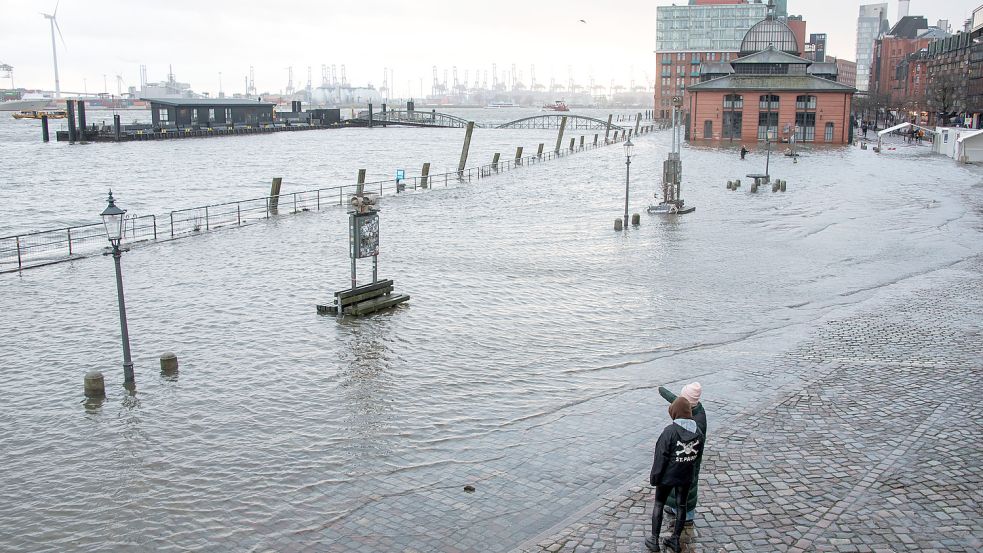 Hamburg ist immer wieder von Überflutungen betroffen, zuletzt im Februar 2022 von Sturmtief Ylenia. In der Regel geht es dabei um Sturmfluten. Aber auch starke Regenfälle wie bei der Jahrhundertflut im Ahrtal würden Hamburg treffen. Foto: dpa/Daniel Bockwoldt