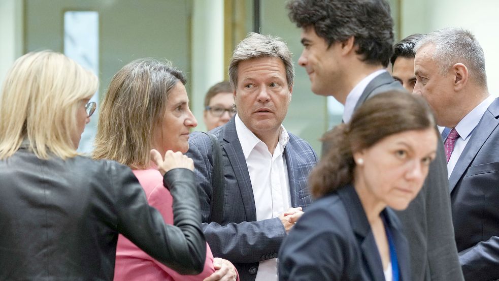 Bundeswirtschaftsminister Robert Habeck (Grüne, Mitte) im Kreis der EU-Energieminister am Dienstag in Brüssel: „Europa lässt sich nicht spalten.“ Foto: Mayo/ap/dpa