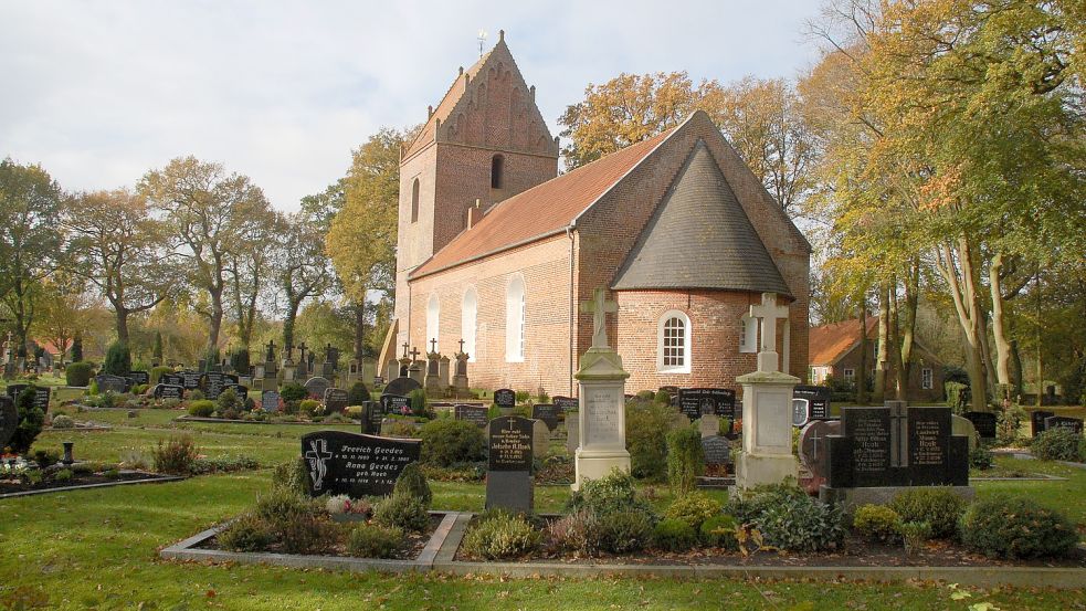 In Backemoor soll sich die Sage um die weiße Gespenstin zugetragen haben. Das Bild zeigt die Kirche und den Friedhof des Ortes. Bild: Archiv