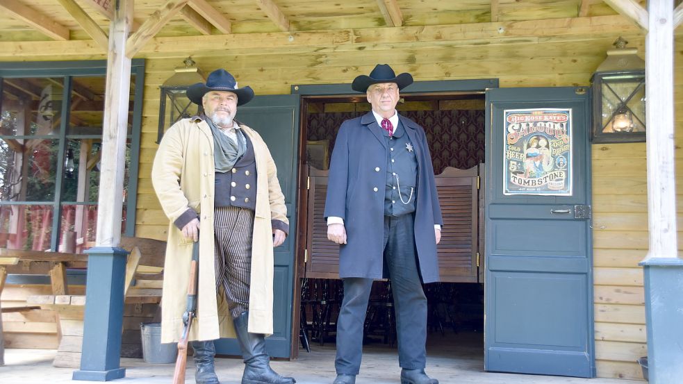 Karlheinz Müthrath „Wash“ (links) und Albert Wolters „Wyatt“ vom Westernverein sind bereit für den Dreh. Foto: Wehry