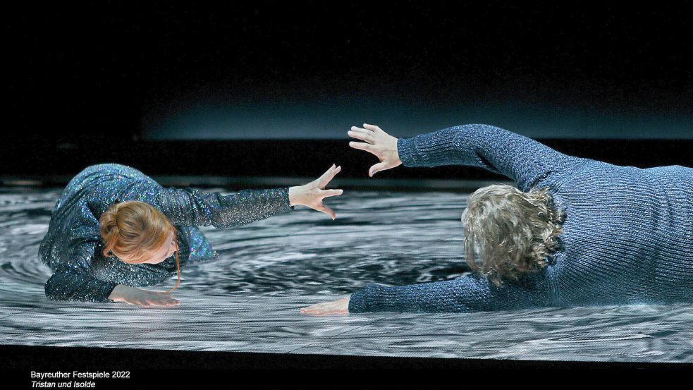 Strudel der Gefühle: Catherine Foster als Isolde und Stephen Gould als Tristan bei der Eröffnung der diesjährigen Bayreuther Festspiele. Foto: Enrico Nawrath