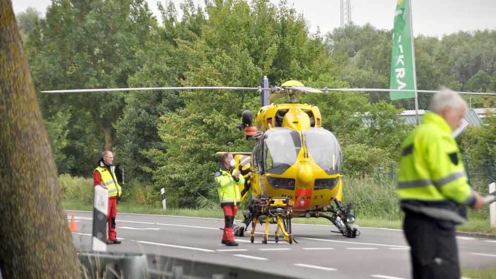 Ein Rettungshubschrauber brachte die Fußgängerin ins Krankenhaus.