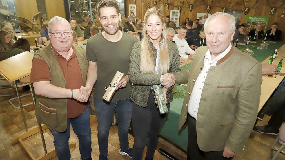 Als Prüfungsbeste erhielten Gerrit Osterloh (2.von links) und Anna Schmieman aus Harkebrügge (3.von links) aus den Händen des Jägerschaftsvorsitzenden Bernd Kurmann (rechts) ein Jagdmesser mit Widmung überreicht. Zum Erfolg gratulierte auch Kreisjägermeister Herbert Pitann. Foto: Passmann