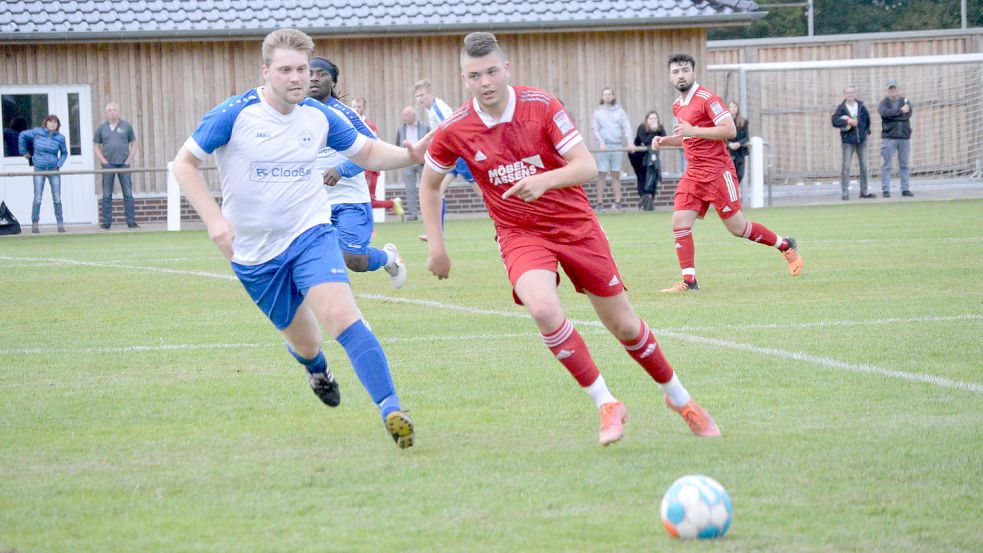 Blau-Weiß Ramsloh (links) kam gegen Esterwegen nur schwer ins Spiel. Foto: Weers