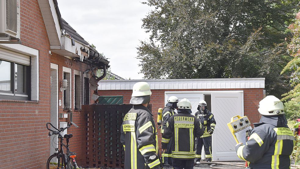 Unter Atemschutz löschten die Einsatzkräfte das Feuer in Flachsmeer. Foto: Wehry