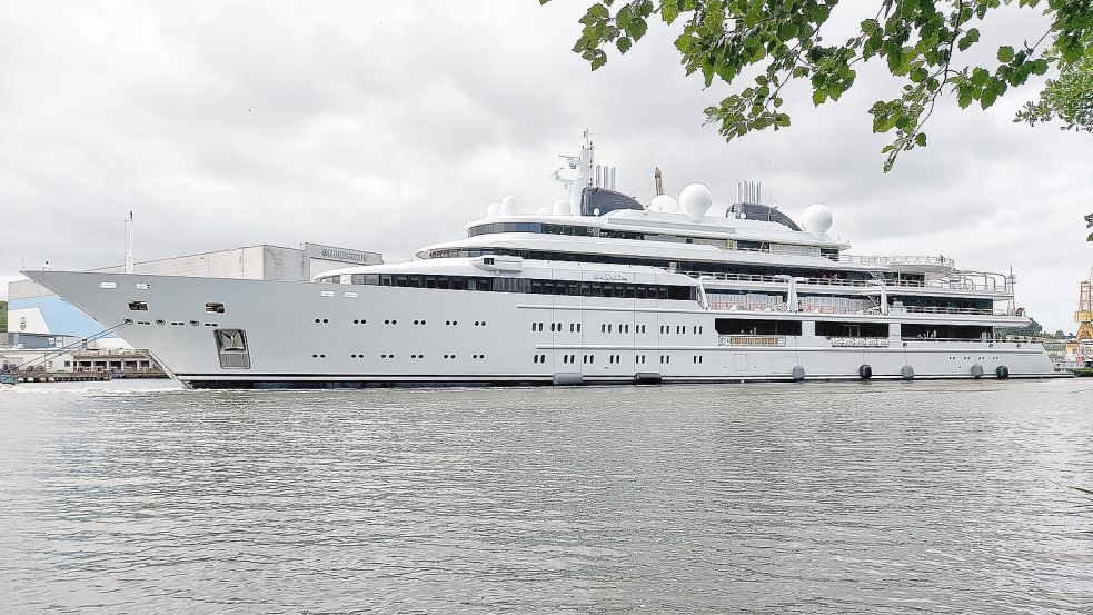 Die Superyacht „Katara“ ist 124,4 Meter lang und besitzt unter anderem einen bordeigenen Hubschrauber. Foto: Andreas Jens
