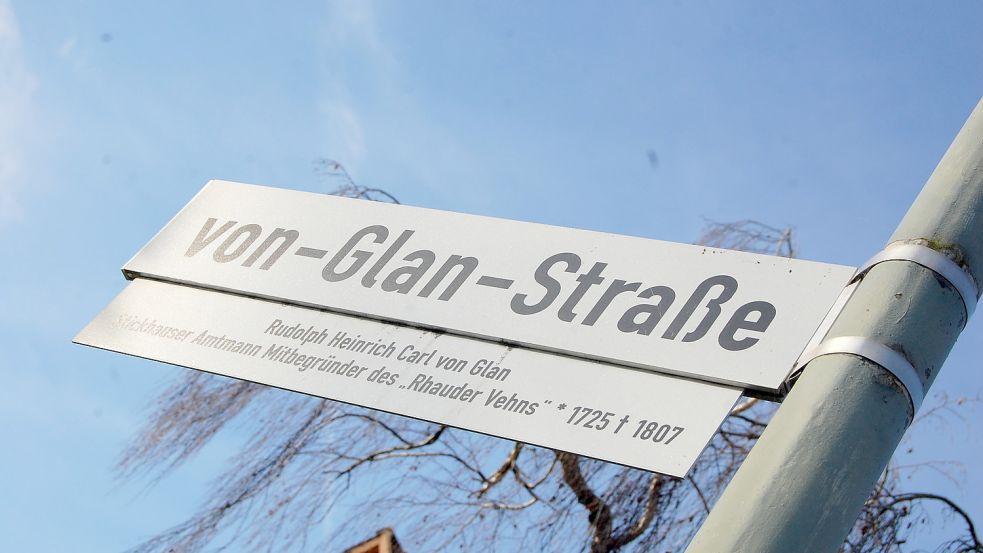 Straßennamen erinnern an die Fehngründer, so wie hier in einer Siedlung in Westrhauderfehn die von-Glan-Straße. Foto: Koenen