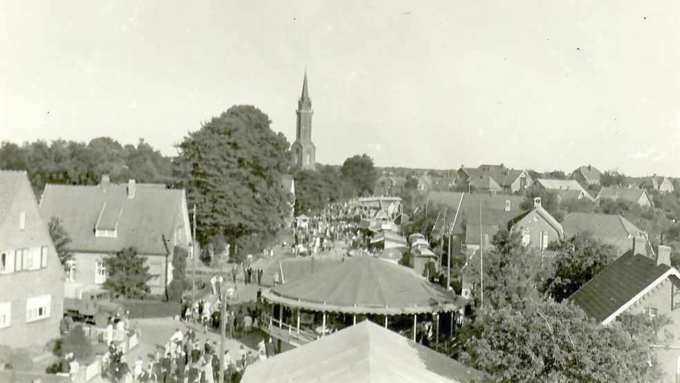 Auf der Rhauderwieke wurde auch gefeiert. Das Foto zeigt einen Jahrmarkt aus dem Jahr 1955.