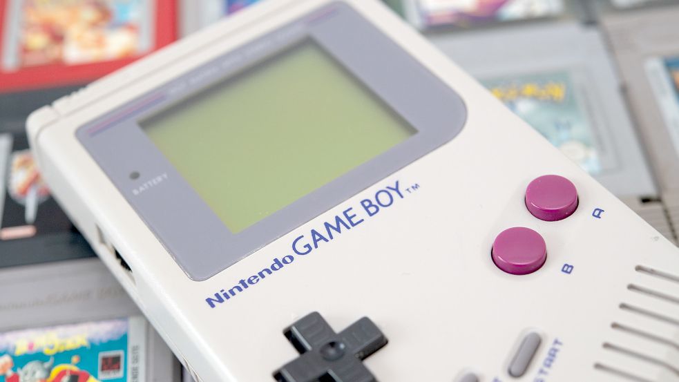 Vor 30 Jahren brachte Nintendo seinen Game Boy auf den Markt und machte damit das Videospielen unterwegs salonfähig. Foto: Andrea Warnecke/dpa
