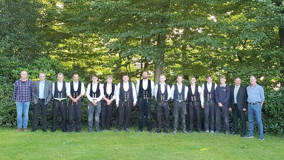 Die freigesprochenen Dachdecker zusammen mit Aiko Zwingmann (Prüfungsausschuss), Lothar Heuermann (Prüfungsausschuss), Klassenlehrer Markus Lindemann (BBS II Emden) und Alfred Janssen (Prüfungsausschuss). Foto: privat