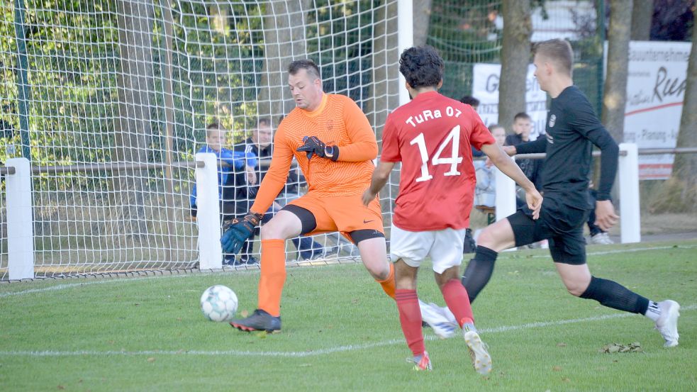 Mirkan Kurt (rotes Trikot) brachte Westrhauderfehn mit 1:0 in Führung. Foto: Weers
